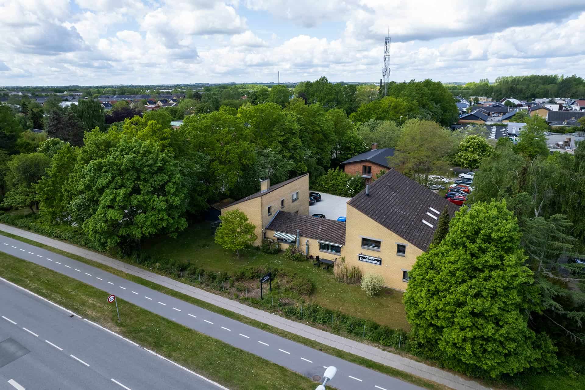 Oversigt over klinikken og p-plads i Greve set fra luften
