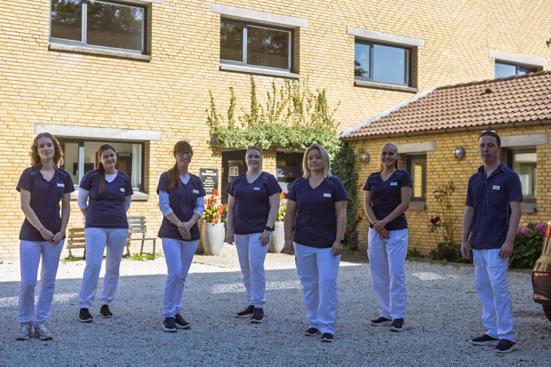 Hele personalegruppen samlet foran Greve Dyrehospital